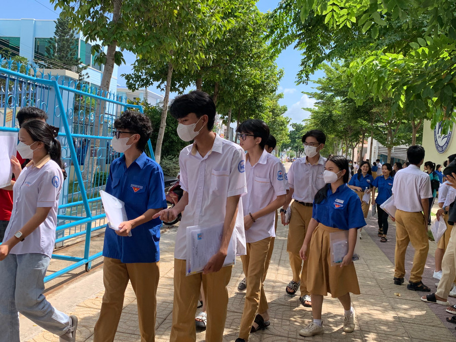 Thí sinh tại điểm thi Trường THPT Phan Bội Châu, Phan Thiết. Ảnh: T.Thủy Thí sinh tại điểm thi Trường THPT Phan Bội Châu, Phan Thiết. Ảnh: T.Thủy