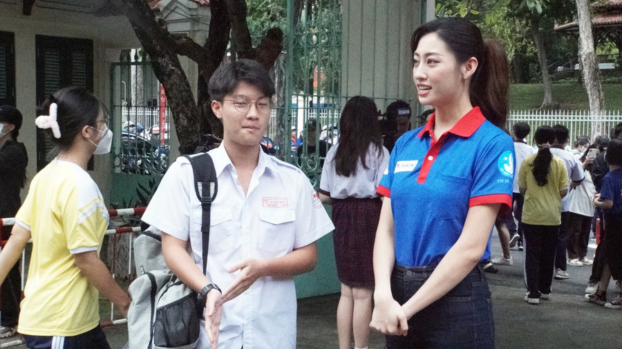 Hoa hậu Lương Thùy Linh trò chuyện với một nam sinh sau giờ thi Ngữ văn. Ảnh: CTV Hoa hậu Lương Thùy Linh trò chuyện với một nam sinh sau giờ thi Ngữ văn. Ảnh: CTV