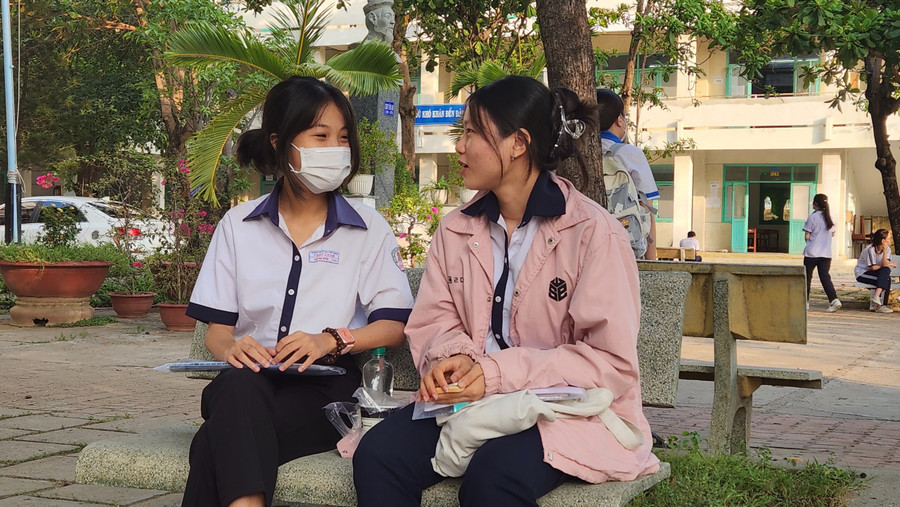 Trần Gia Uyên trao đổi cùng bạn trước giờ vào phòng thi, sáng 28/6. Ảnh: Đức Anh