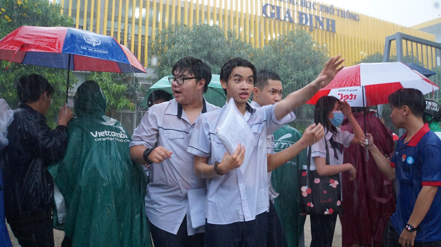 Thí sinh rời điểm thi Trường THPT Gia Định trong cơn mưa tầm tã. Ảnh: Mạnh Tùng Thí sinh rời điểm thi Trường THPT Gia Định trong cơn mưa tầm tã. Ảnh: Mạnh Tùng