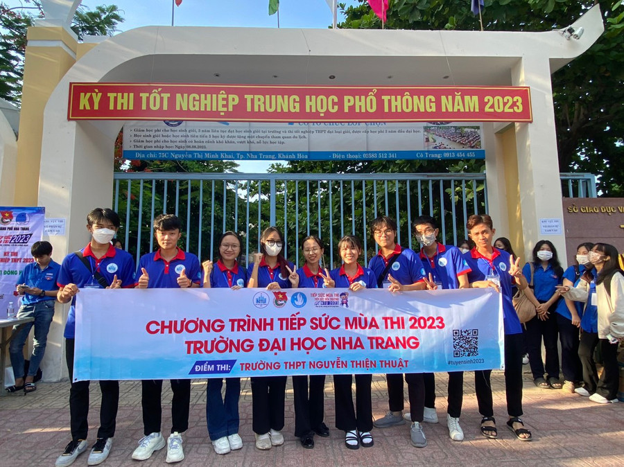 Đội tiếp sức mùa thi của Trường ĐH Nha Trang tại điểm thi Trường THPT Nguyễn Thiện Thuật, Khánh Hòa. Ảnh: NTCC. Đội tiếp sức mùa thi của Trường ĐH Nha Trang tại điểm thi Trường THPT Nguyễn Thiện Thuật, Khánh Hòa. Ảnh: NTCC.