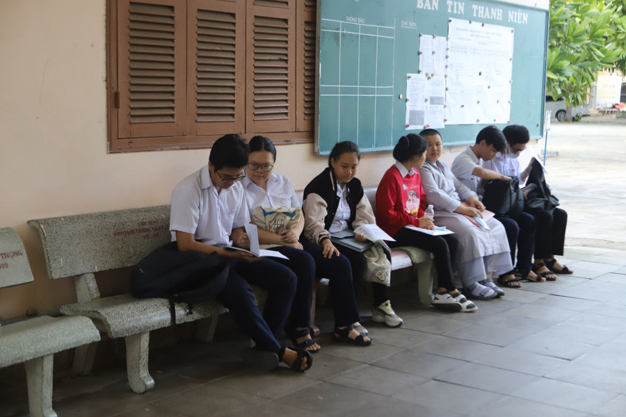 Thí sinh trao đổi trước giờ thi tại Trường THPT Lý Tự Trọng, TP Nha Trang, Khánh Hòa. Ảnh: CTV. Thí sinh trao đổi trước giờ thi tại Trường THPT Lý Tự Trọng, TP Nha Trang, Khánh Hòa. Ảnh: CTV.