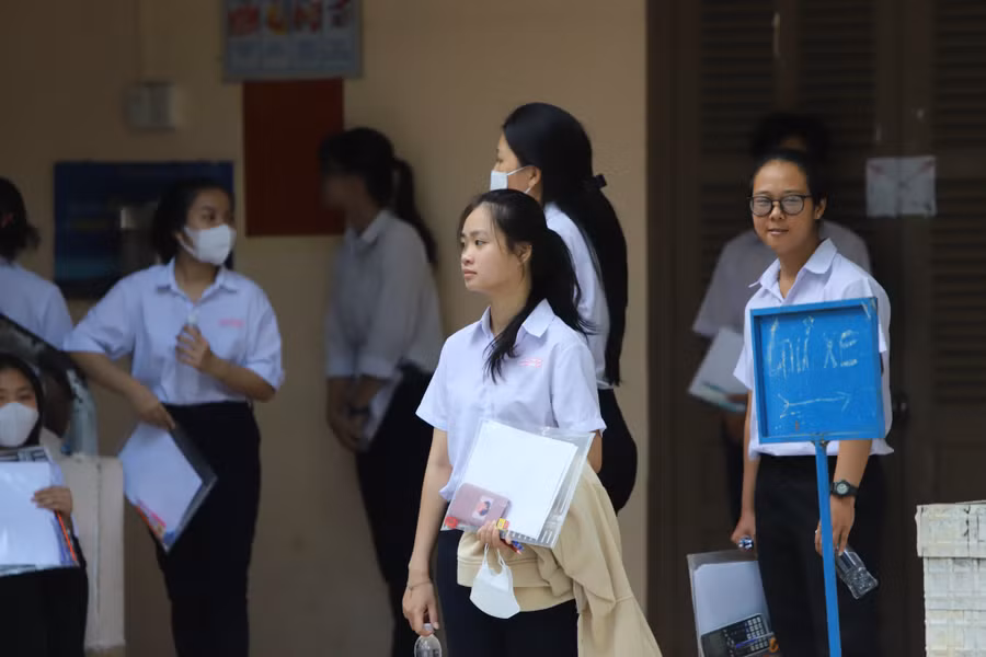 Thí sinh tại điểm thi THPT Lý Tự Trọng, TP Nha Trang. Ảnh: X. Ngọc Thí sinh tại điểm thi THPT Lý Tự Trọng, TP Nha Trang. Ảnh: X. Ngọc