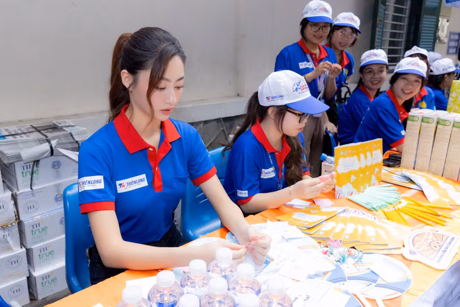 Lương Thùy Linh gấp ngôi sao may mắn, động viên tinh thần cho thí sinh tại điểm thi Trường THPT Lê Quý Đôn, TPHCM sáng 28/6. Ảnh: FB Lương Thùy Linh