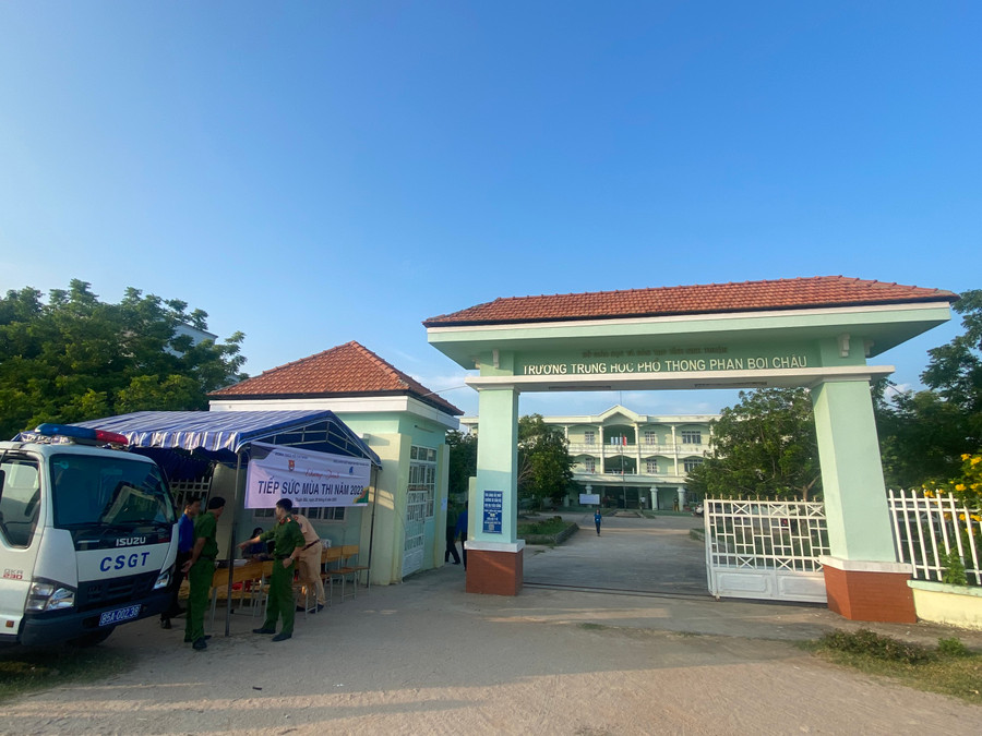 Công tác đảm bảo an ninh trước điểm thi Trường THPT Phan Bội Châu, Thuận Bắc, Ninh Thuận. Ảnh: CTV