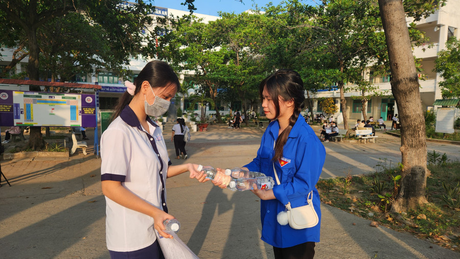 Thí sinh tại điểm thi Trường THPT Chu Văn An, TP Phan Rang - Tháp Chàm, Ninh Thuận được thanh niên tình nguyện phát nước suối trước khi vào phòng thi. Ảnh: Đức Anh Thí sinh tại điểm thi Trường THPT Chu Văn An, TP Phan Rang - Tháp Chàm, Ninh Thuận được thanh niên tình nguyện phát nước suối trước khi vào phòng thi. Ảnh: Đức Anh