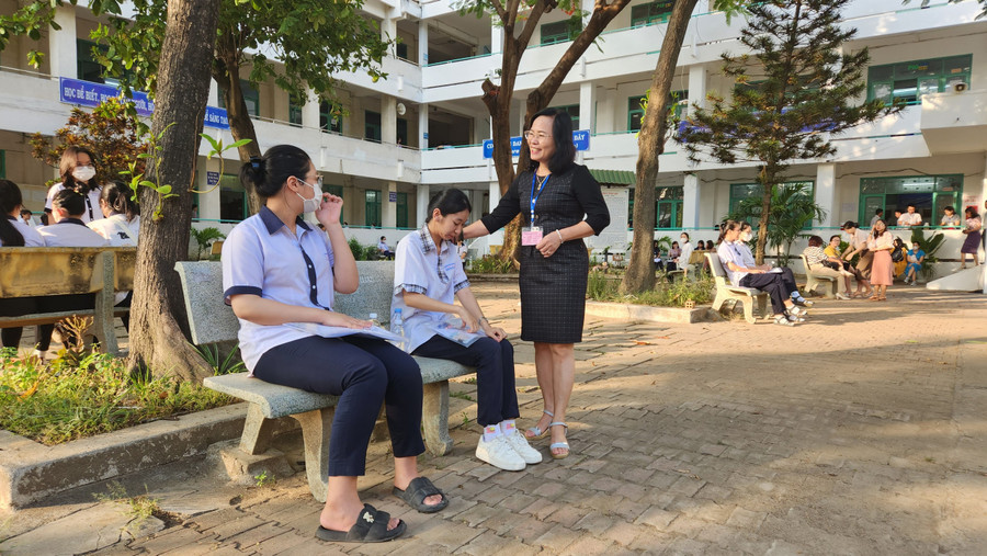 Cô giáo động viên học sinh Nguyễn Dương Thục Linh, Trường THPT Chu Văn An, Ninh Thuận. Ảnh: Đức Anh