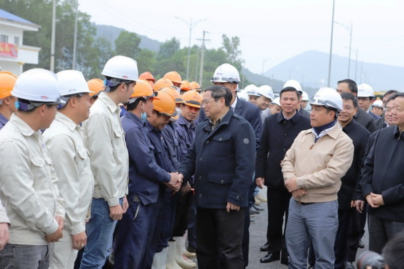 Thủ tướng thăm hỏi, động viên cán bộ, công nhân thi công dự án cao tốc Bắc - Nam. Ảnh: Minh Hiếu.