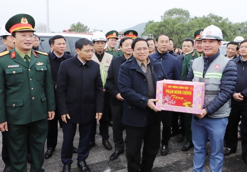 Thủ tướng Chính phủ Phạm Minh Chính tặng quà cho nhà thầu thi công trên tuyến đường cao tốc đoạn qua tỉnh Thanh Hóa. Ảnh: Minh Hiếu.