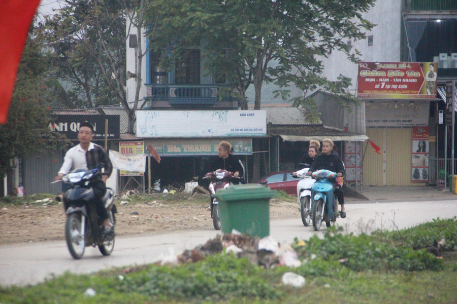 Tốp thanh niên chạy xe máy đầu trần trên Quốc lộ 47 (Thanh Hóa).