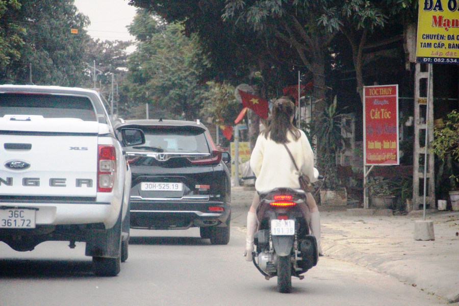 Thiếu nữ cũng không cần đội mũ bảo hiểm.