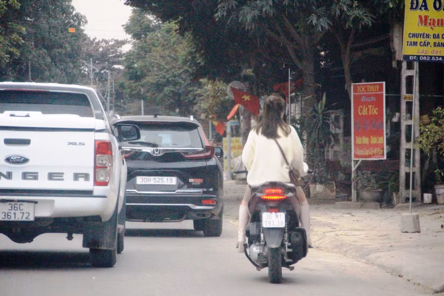 Thiếu nữ cũng không cần đội mũ bảo hiểm.