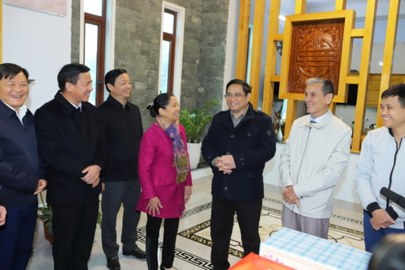 Thủ tướng Chính phủ thăm hỏi, động viên người dân tỉnh Thanh Hóa. Ảnh: Minh Hiếu.