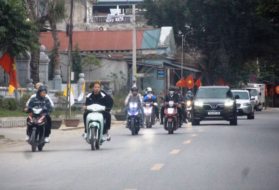 Thanh niên đi xe đầu trần.