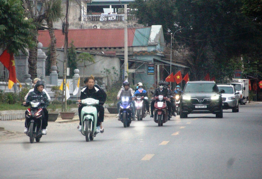 Thanh niên đi xe đầu trần.