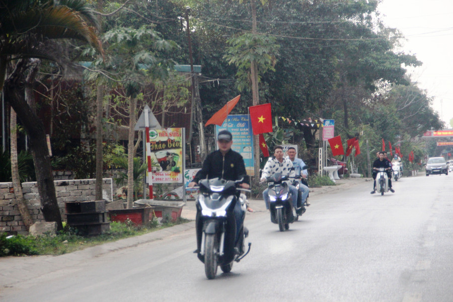 Nhiều người đi xe máy chiều mùng 2 Tết trên Quốc lộ 47 (Thanh Hóa) nhưng không đội mũ bảo hiểm.