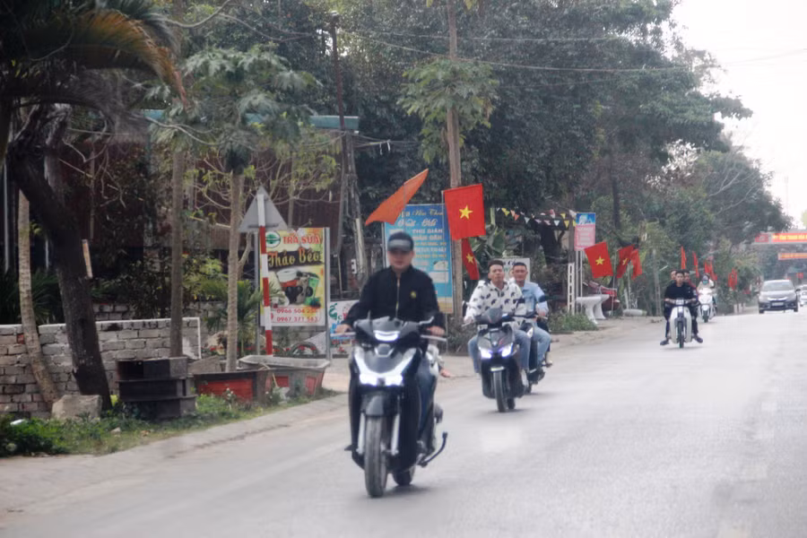 Nhiều người đi xe máy chiều mùng 2 Tết trên Quốc lộ 47 (Thanh Hóa) nhưng không đội mũ bảo hiểm.