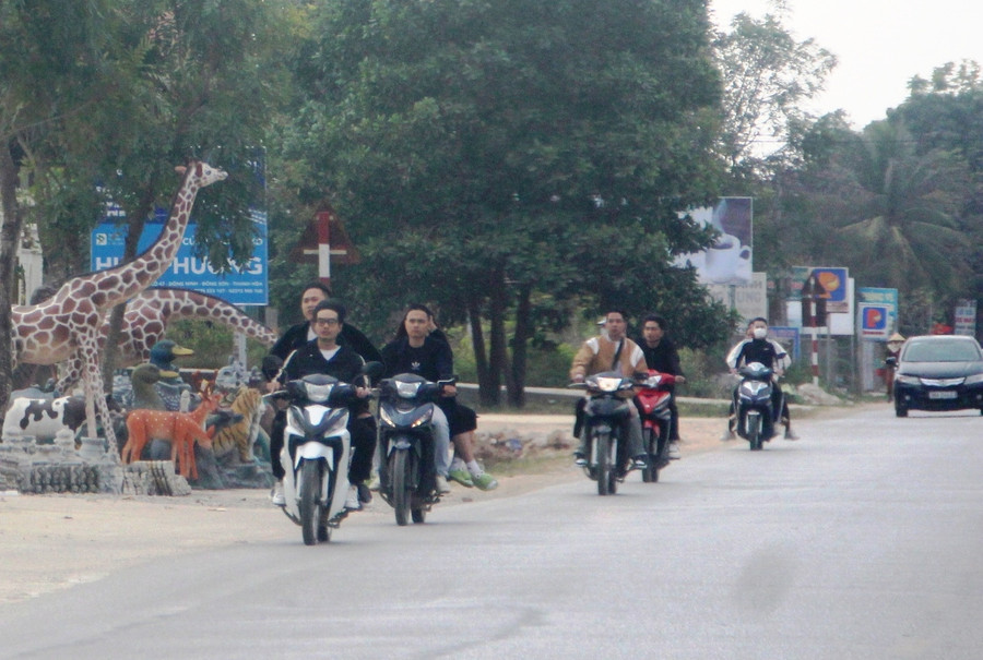 Với hành vi đi xe máy không đội mũ bảo hiểm, sẽ bị lực lượng Cảnh sát giao thông xử phạt.