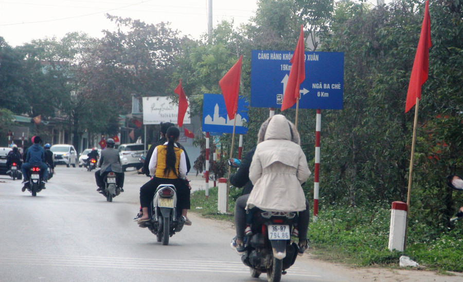 Bố chở con gái cũng không có mũ bảo hiểm.