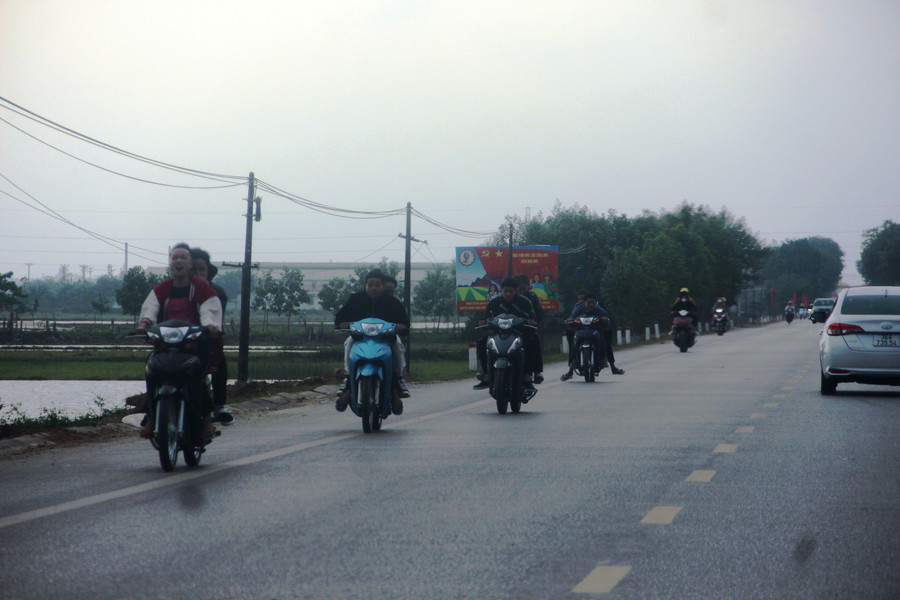 Với hành vi đi xe máy không đội mũ bảo hiểm, sẽ bị lực lượng Cảnh sát giao thông xử phạt.