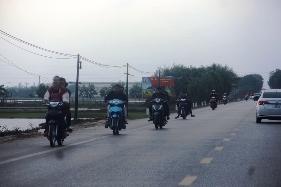 Với hành vi đi xe máy không đội mũ bảo hiểm, sẽ bị lực lượng Cảnh sát giao thông xử phạt.