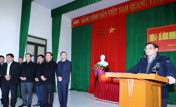 Thủ tướng Chính phủ Phạm Minh Chính nói chuyện với bà con Nhân dân tái định cư tại nhà văn hóa thôn 4, xã Đông Minh, huyện Đông Sơn (Thanh Hóa). Ảnh: Minh Hiếu.