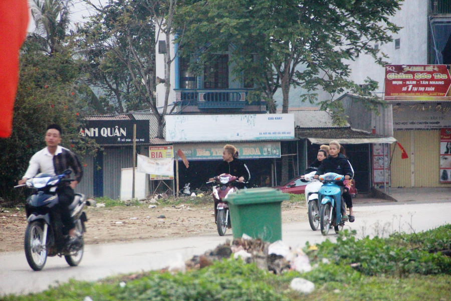 Tốp thanh niên chạy xe trên Quốc lộ 47 (đoạn qua huyện Thọ Xuân, Thanh Hóa).