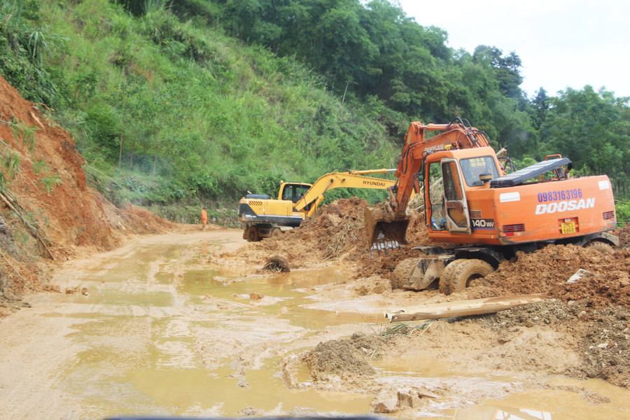 Chính quyền các địa phương huy động máy móc để múc, giải tỏa bùn đất Chính quyền các địa phương huy động máy móc để múc, giải tỏa bùn đất