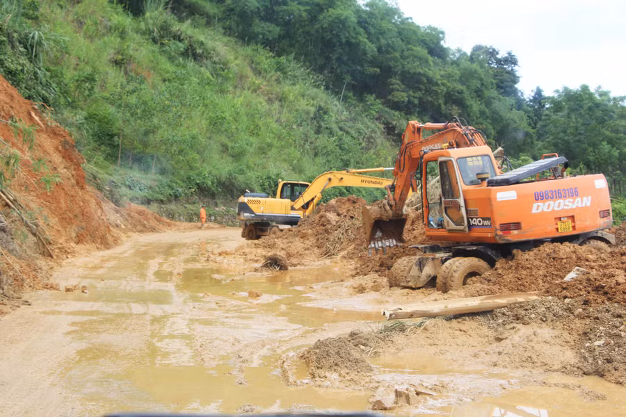 Chính quyền các địa phương huy động máy móc để múc, giải tỏa bùn đất