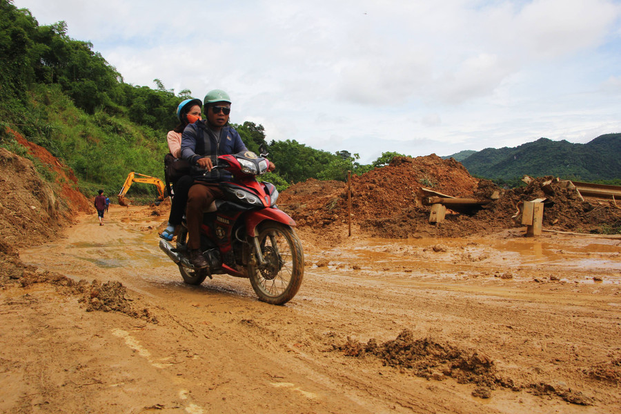 Đường lầy như ruộng sau khi lũ rút Đường lầy như ruộng sau khi lũ rút