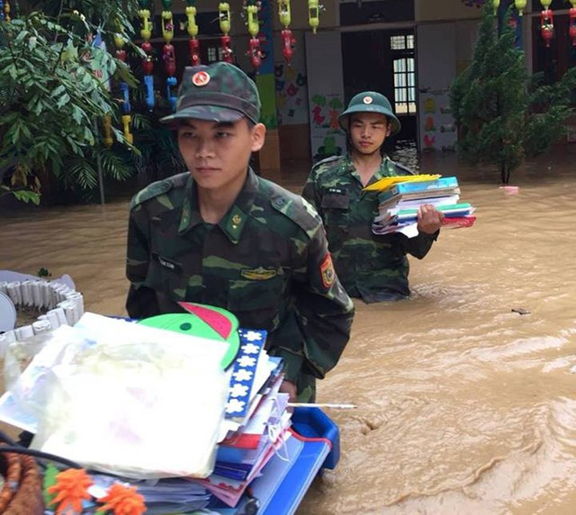Bộ đội biên phòng giúp chuyển đồ dùng, đồ chơi thiết bị dạy học đến nơi cao ráo, an toàn Bộ đội biên phòng giúp chuyển đồ dùng, đồ chơi thiết bị dạy học đến nơi cao ráo, an toàn