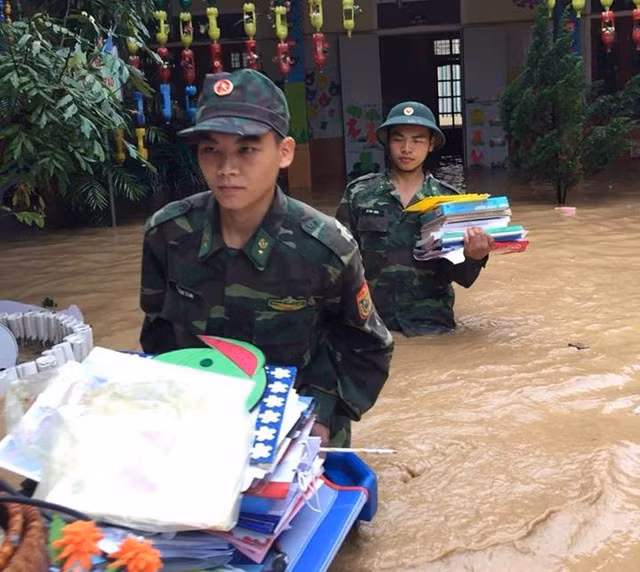 Bộ đội biên phòng giúp chuyển đồ dùng, đồ chơi thiết bị dạy học đến nơi cao ráo, an toàn