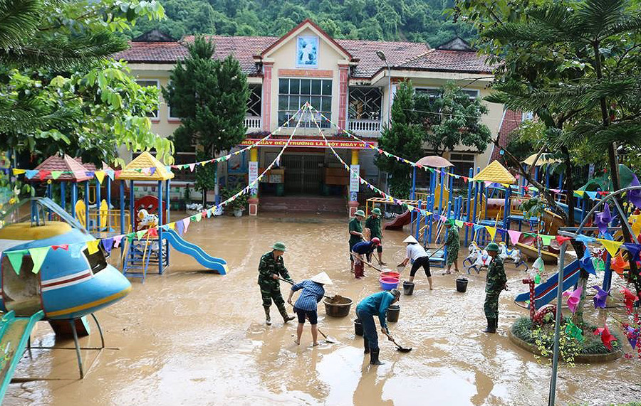 Trường Tiểu học Mường Xén (huyện Kỳ Sơn) bị lớp bùn dày đặc tràn vào sân và phòng học Trường Tiểu học Mường Xén (huyện Kỳ Sơn) bị lớp bùn dày đặc tràn vào sân và phòng học
