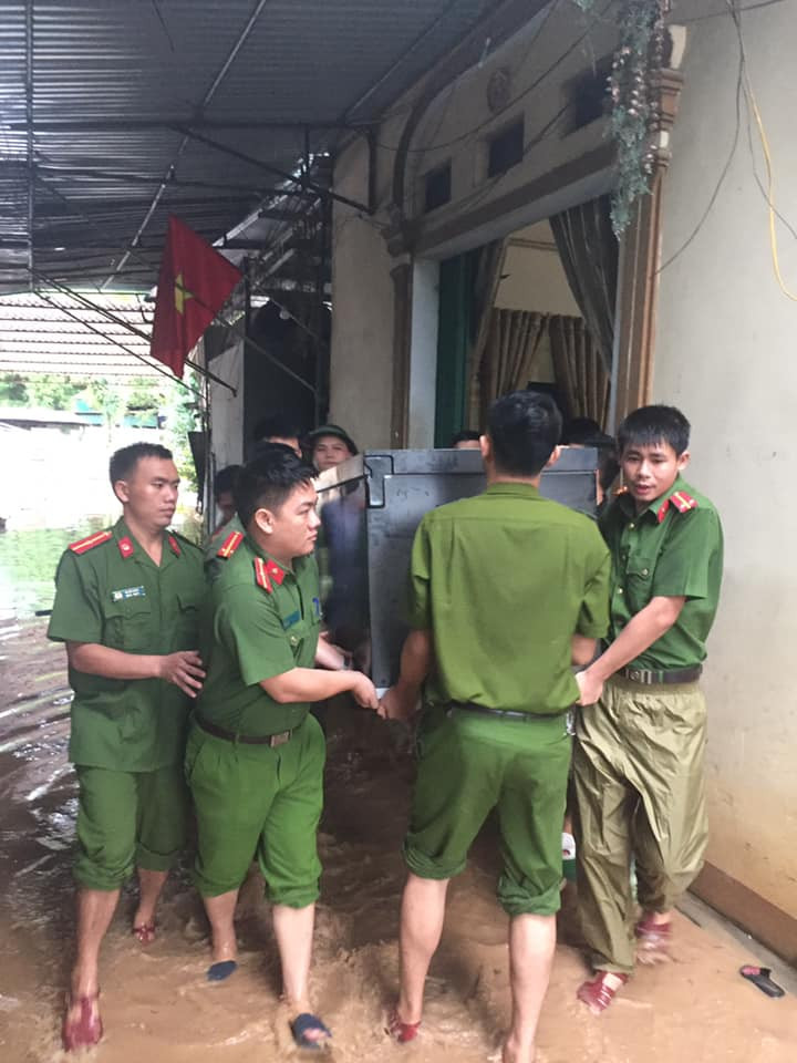 Lực lượng công an giúp sơ tán người dân và đồ đạc khi nhà bị ngập Lực lượng công an giúp sơ tán người dân và đồ đạc khi nhà bị ngập