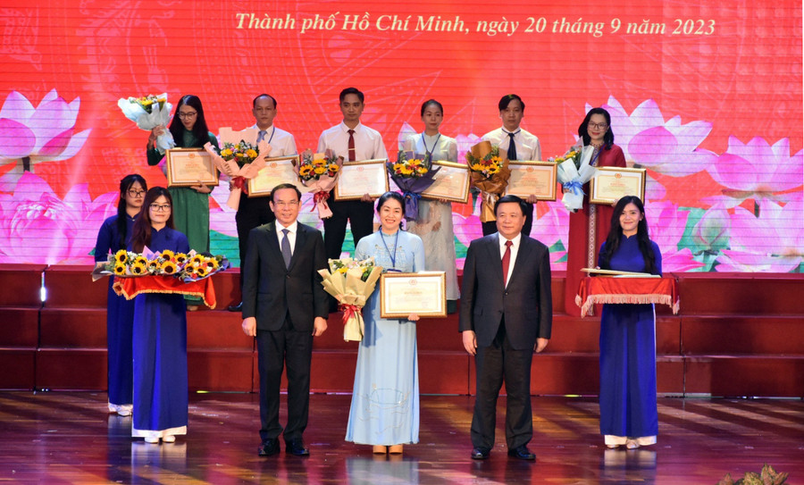 Các thí sinh đạt danh hiệu &quot;Giảng viên dạy xuất sắc&quot; nhận bằng khen. Ảnh: NTCC