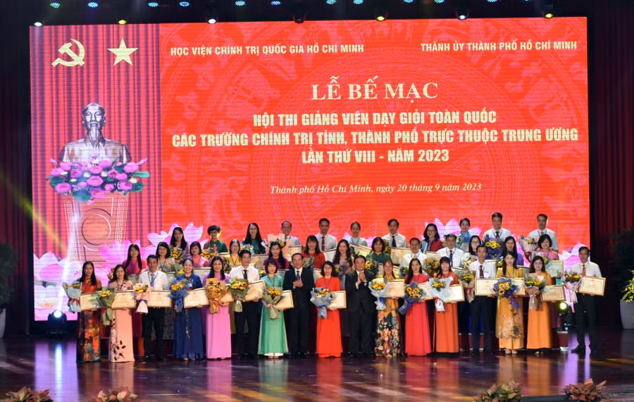 Lễ bế mạc Hội thi Giảng viên dạy giỏi toàn quốc các trường chính trị lần thứ 8. Ảnh: NTCC