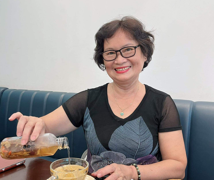 Cô ruột- người đã hướng dẫn Ái Tiên nấu món cơm gà Cô ruột- người đã hướng dẫn Ái Tiên nấu món cơm gà