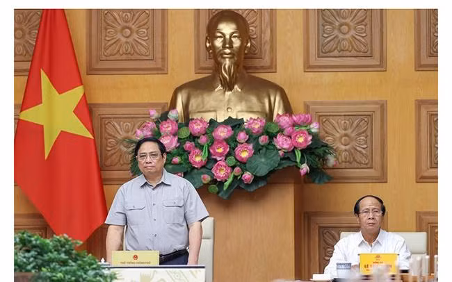 Thủ tướng Chính phủ Phạm Minh Chính, Phó Thủ tướng Lê Văn Thành, Trưởng Ban Chỉ đạo Trung ương về phòng chống thiên tai, chủ trì cuộc họp khẩn ứng phó với bão số 4 sáng 27/9. Nguồn: VGP.