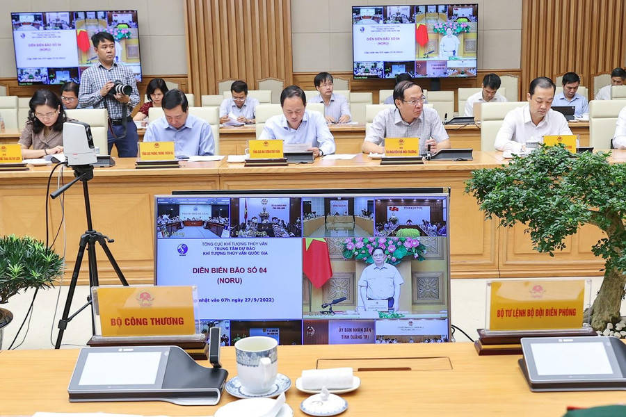 Cuộc họp được kết nối trực tuyến tới 8 địa phương khu vực Trung Bộ và Tây Nguyên có khả năng chịu ảnh hưởng của bão - Ảnh: VGP/Nhật Bắc. Cuộc họp được kết nối trực tuyến tới 8 địa phương khu vực Trung Bộ và Tây Nguyên có khả năng chịu ảnh hưởng của bão - Ảnh: VGP/Nhật Bắc.