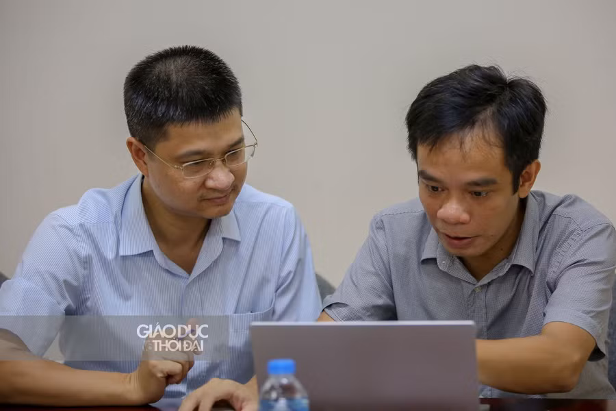 Ông Tô Hồng Nam (trái) giao lưu cùng độc giả Báo GD&amp;TĐ