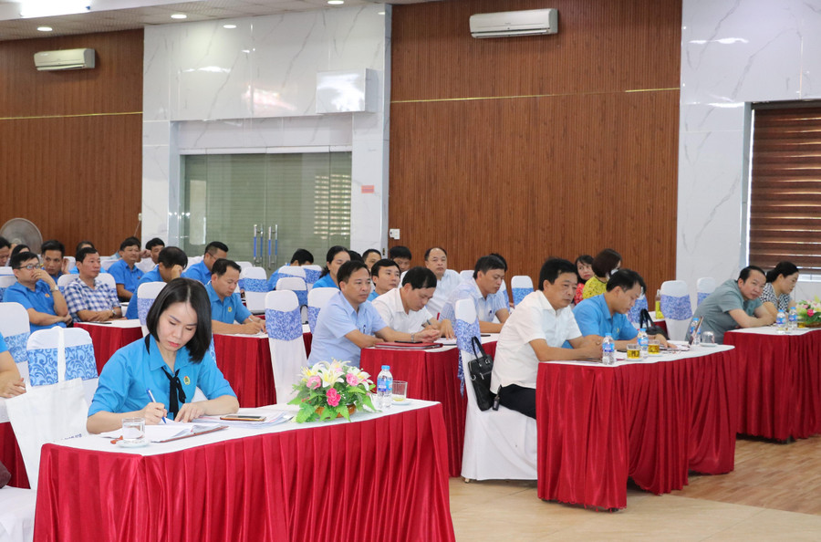 Các đại biểu tham dự Hội nghị và đóng góp nhiều ý kiến phát biểu để hoạt động công đoàn ngày càng hiệu quả thiết thực, ý nghĩa hơn.