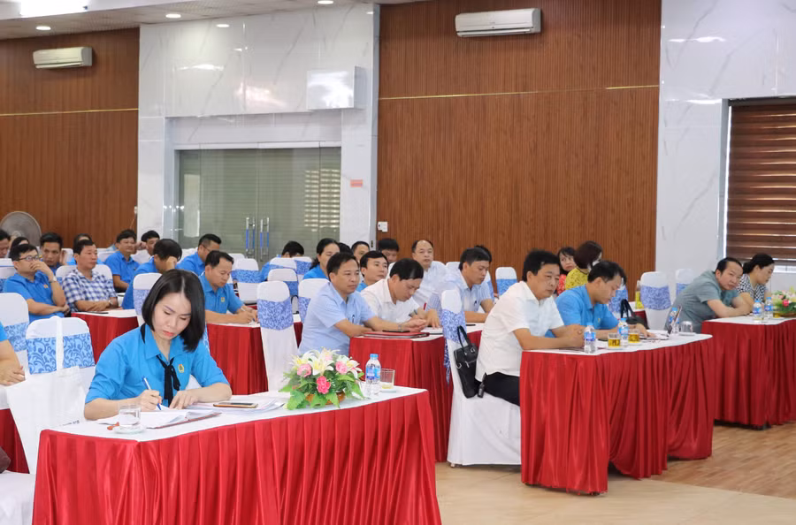 Các đại biểu tham dự Hội nghị và đóng góp nhiều ý kiến phát biểu để hoạt động công đoàn ngày càng hiệu quả thiết thực, ý nghĩa hơn.