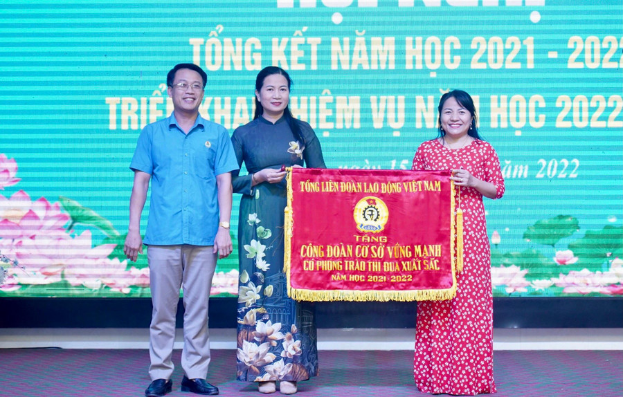 Trao cờ thi đua của Tổng LĐLĐ Việt Nam cho công đoàn cơ sở vững mạnh, có phong trào thi đua xuất sắc.