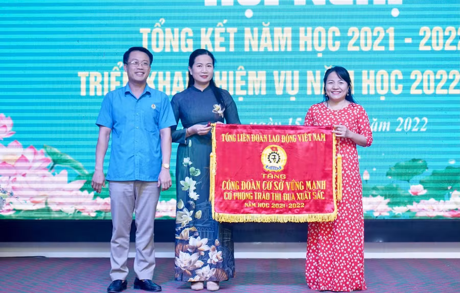 Trao cờ thi đua của Tổng LĐLĐ Việt Nam cho công đoàn cơ sở vững mạnh, có phong trào thi đua xuất sắc.