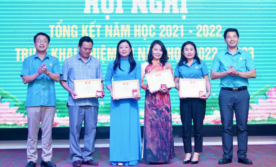 Trao kỷ niệm chương “Vì sự nghiệp xây dựng tổ chức công đoàn” cho các cá nhân thuộc Công đoàn GD Nghệ An.