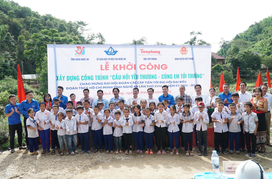 Công đoàn GD Nghệ An cùng Sở GD&amp;ĐT kết nối, huy động nguồn lực từ các tổ chức, đơn vị, nhà hảo tâm và cán bộ nhà giáo, người lao động toàn ngành xây dựng cầu dân sinh ở các điểm bản lẻ, với tổng số tiền gần 2,7 tỷ đồng.