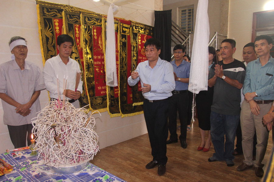 Đoàn công tác dâng hương cho thầy Nguyễn Tiến Thắng