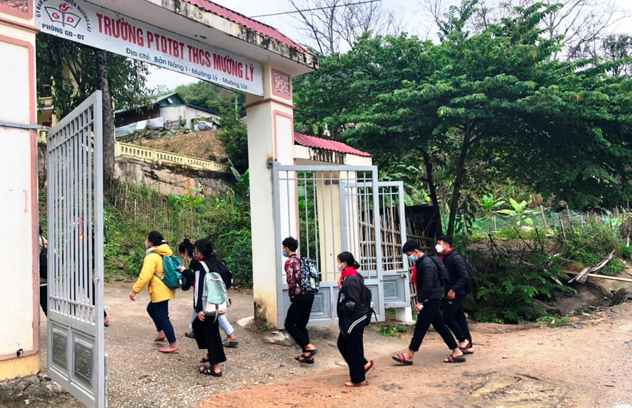 Học sinh Trường PTDTBT-THCS Mường Lý đến trường sau kỳ nghỉ Tết Nguyên đán Nhâm Dần 2022.