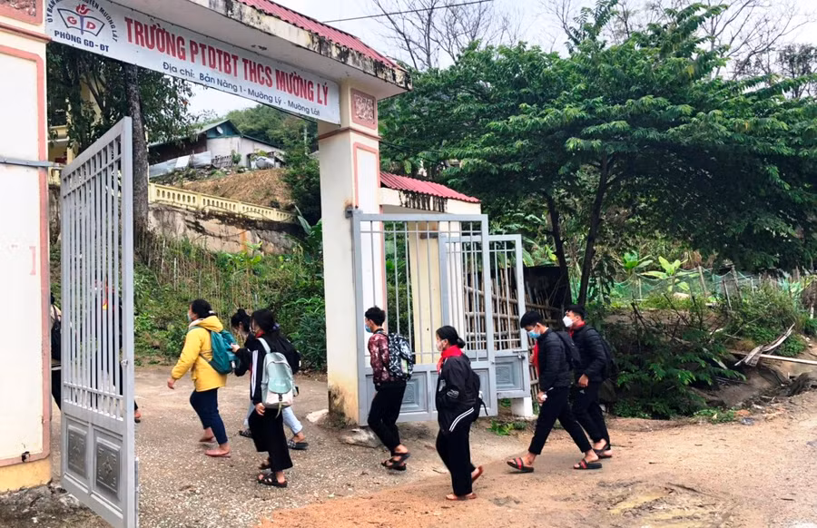 Học sinh Trường PTDTBT-THCS Mường Lý đến trường sau kỳ nghỉ Tết Nguyên đán Nhâm Dần 2022.