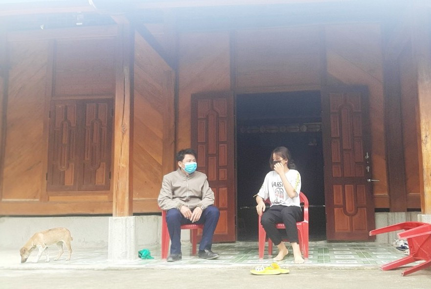 Thầy giáo Trường PTDTBT-THCS Mường Lý lên bản Trung Thắng vận động học sinh trở lại lớp.